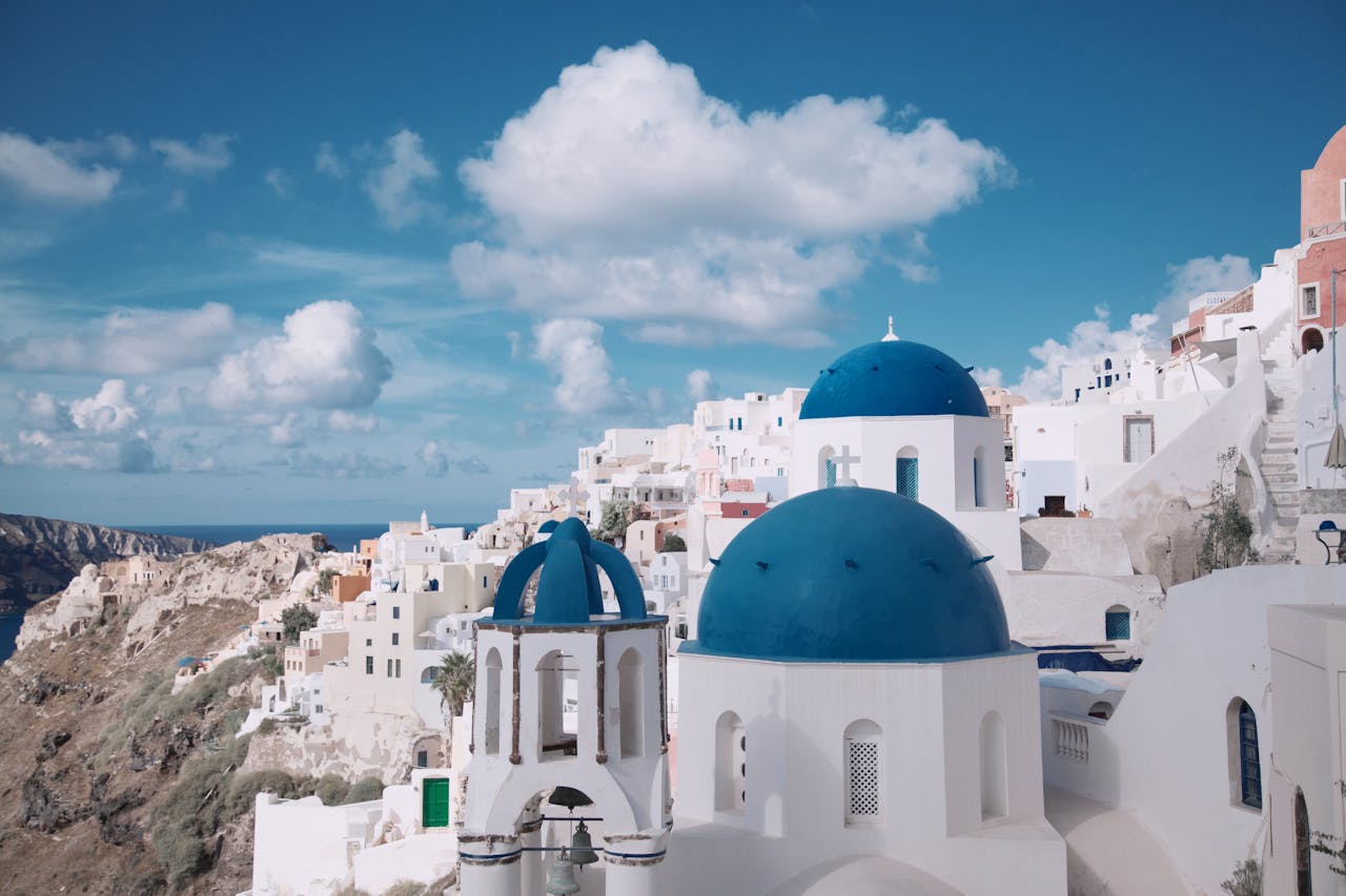 Santorini fekete vulkanikus strandjai – Görögország legfotózottabb szigete
